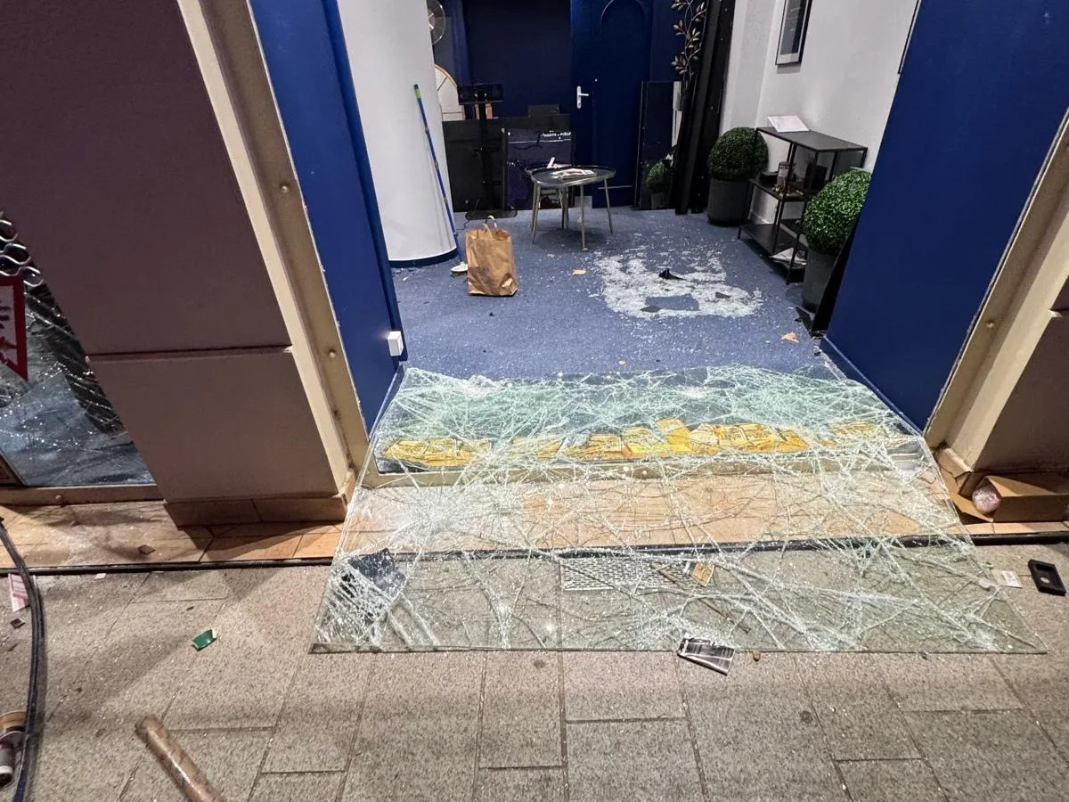 Vitrine cassée à Bois-Colombes : sécuriser le local